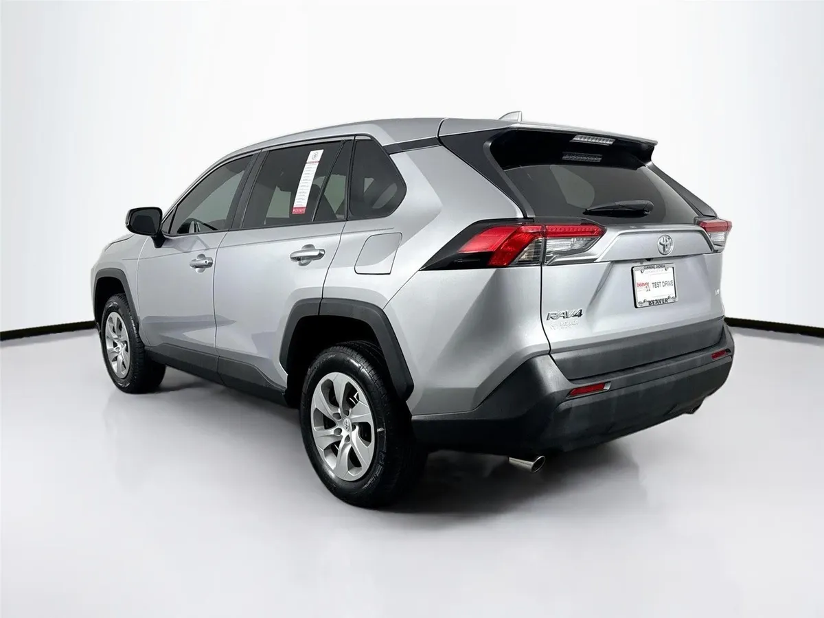 2022 Toyota RAV4 LE thumbnail 12