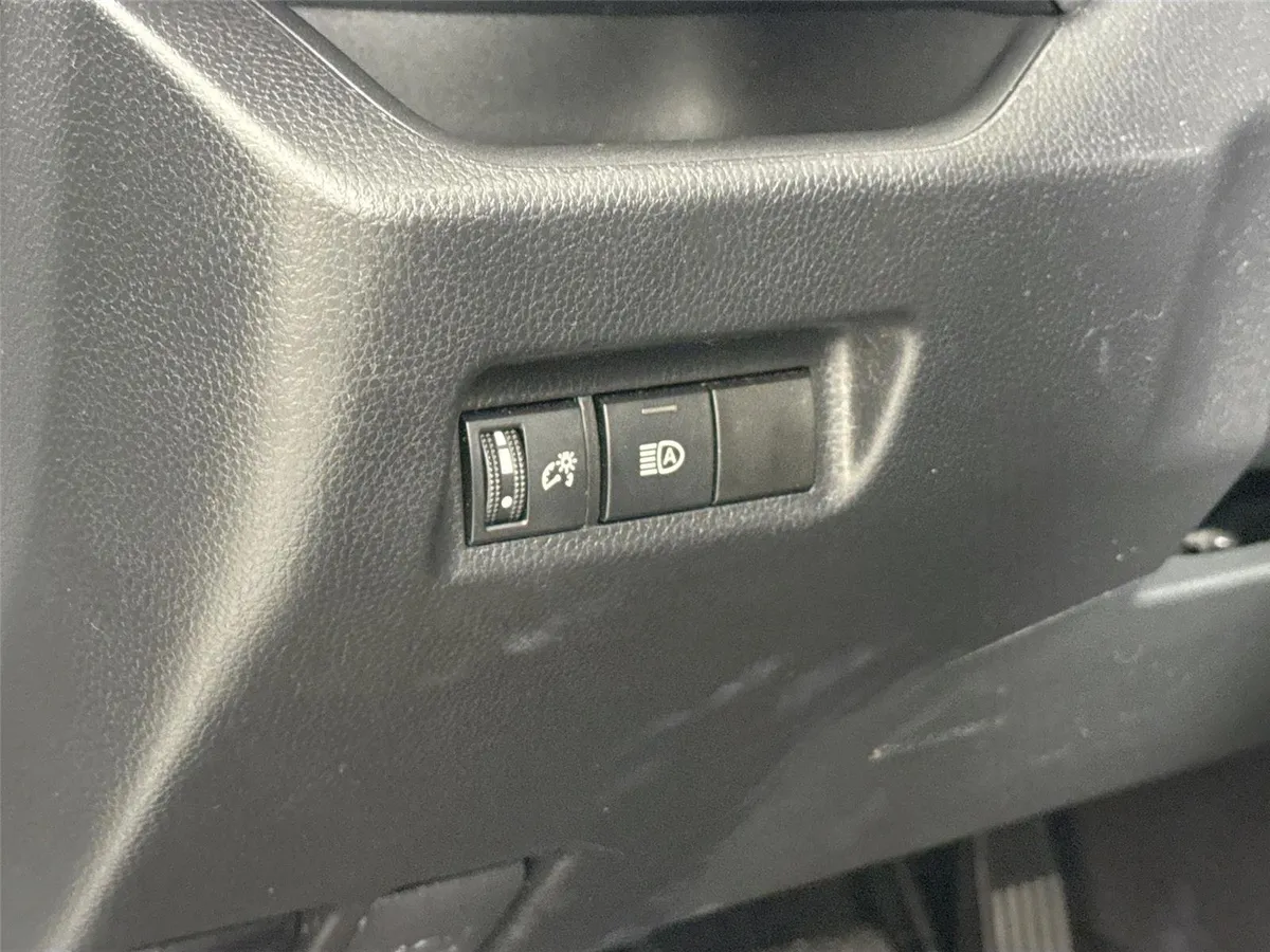 2022 Toyota RAV4 LE thumbnail 15