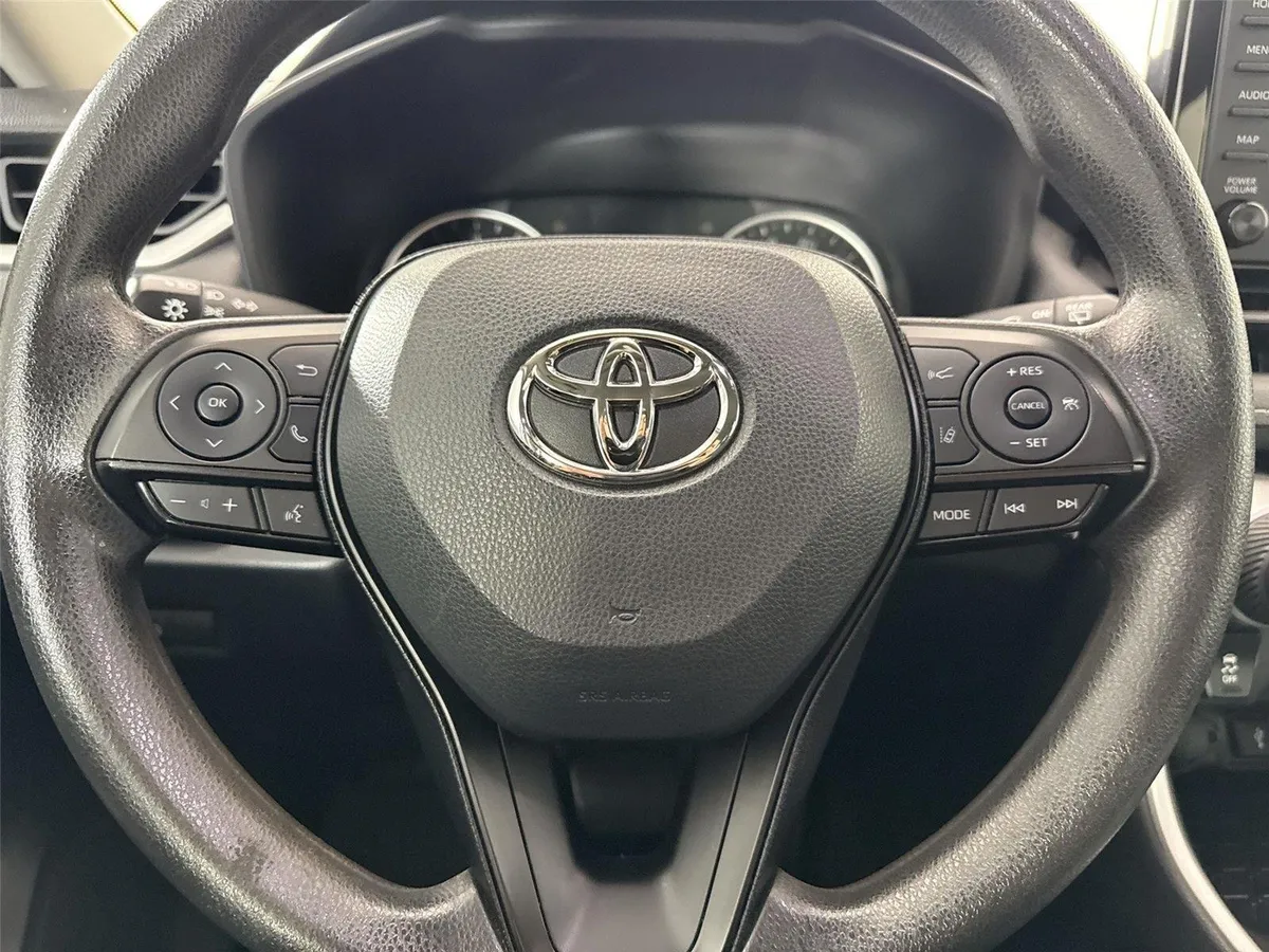 2022 Toyota RAV4 LE thumbnail 16