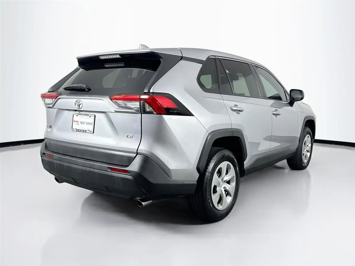 2022 Toyota RAV4 LE thumbnail 2