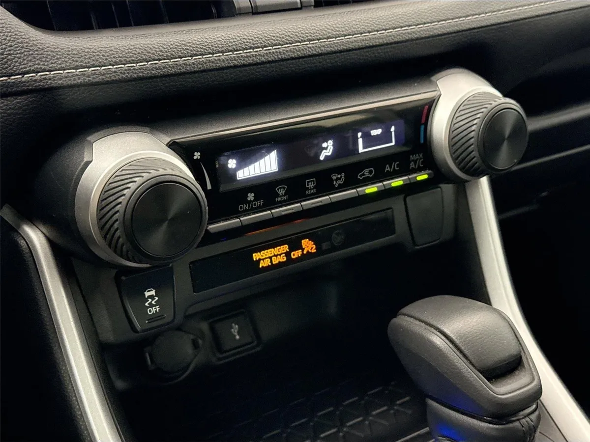 2022 Toyota RAV4 LE thumbnail 21