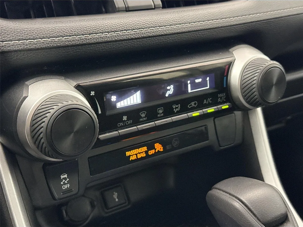 2022 Toyota RAV4 LE thumbnail 23