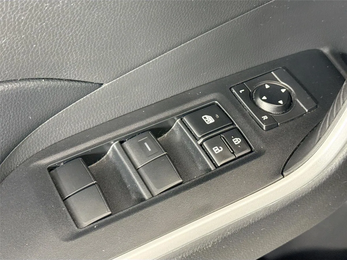 2022 Toyota RAV4 LE thumbnail 25
