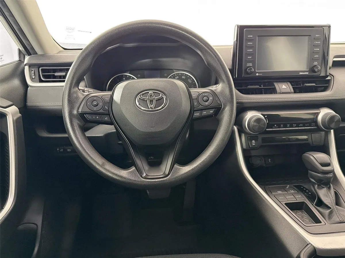 2022 Toyota RAV4 LE thumbnail 28