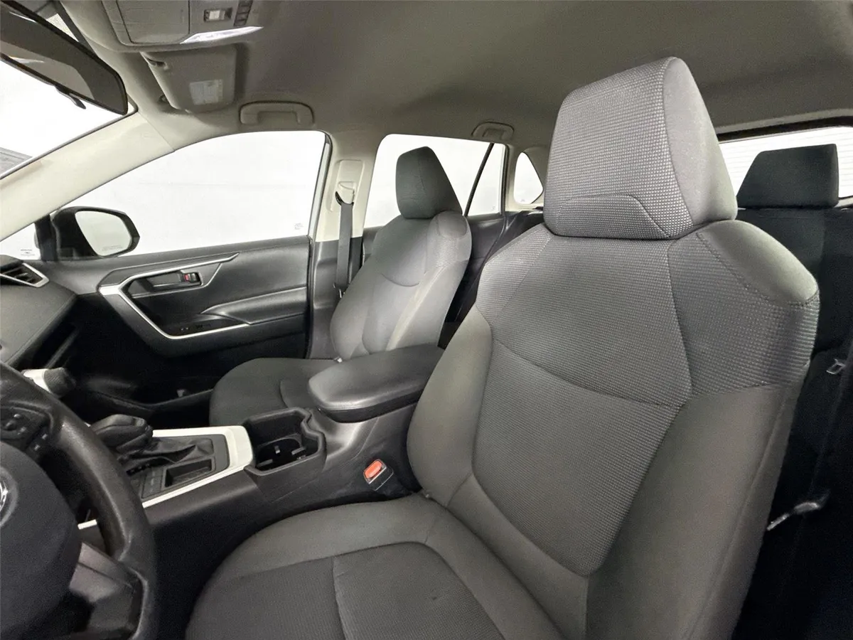 2022 Toyota RAV4 LE thumbnail 3
