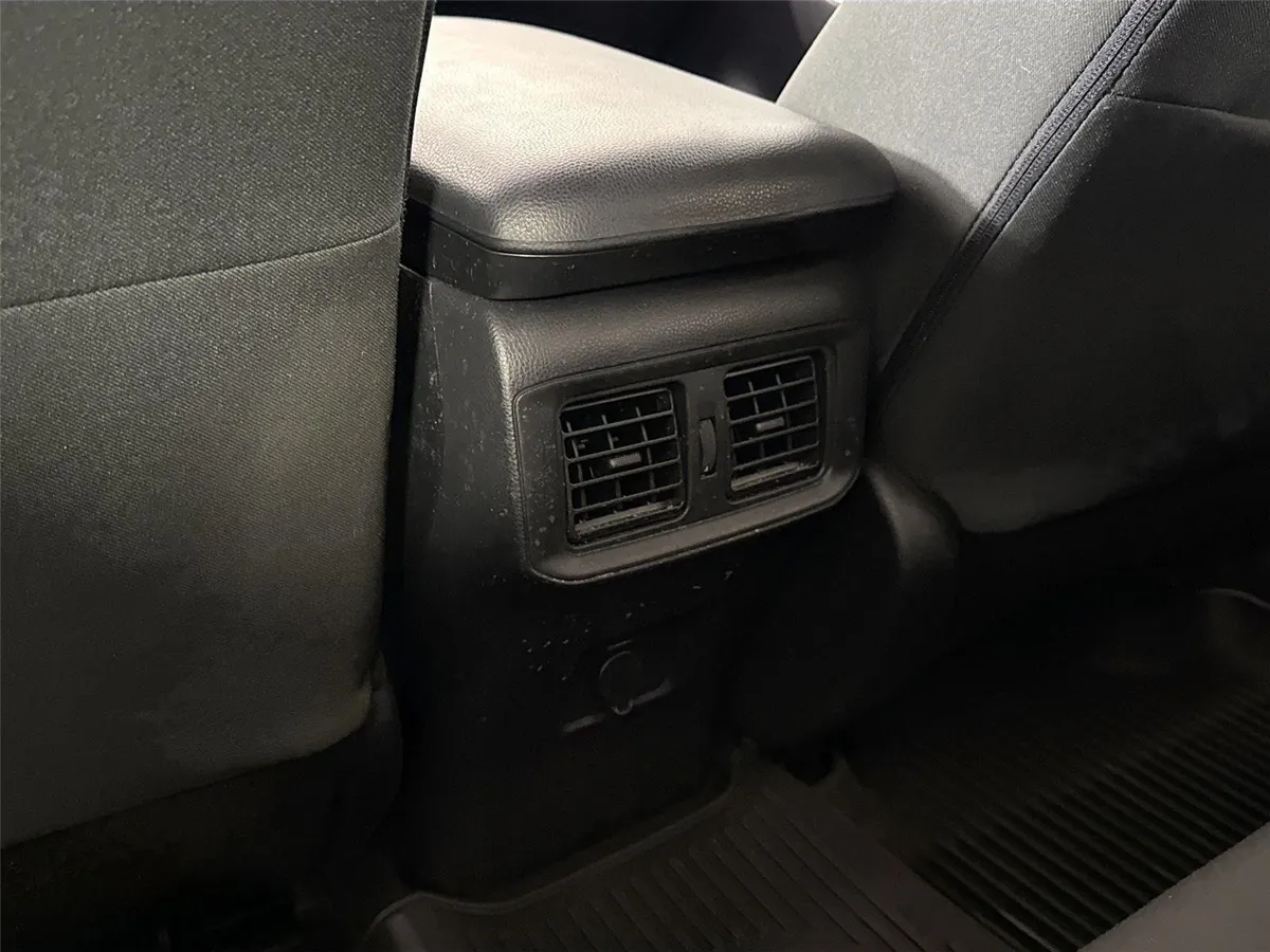 2022 Toyota RAV4 LE thumbnail 32
