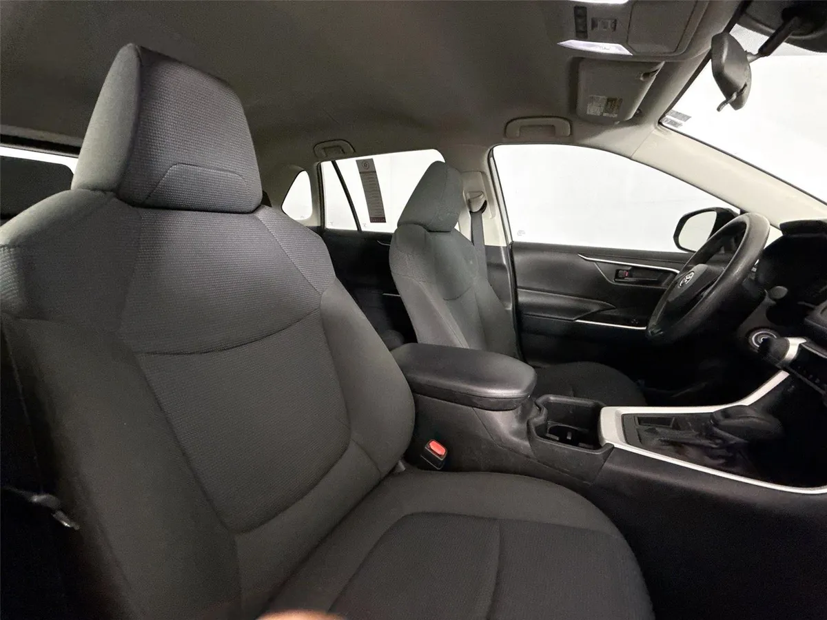 2022 Toyota RAV4 LE thumbnail 39