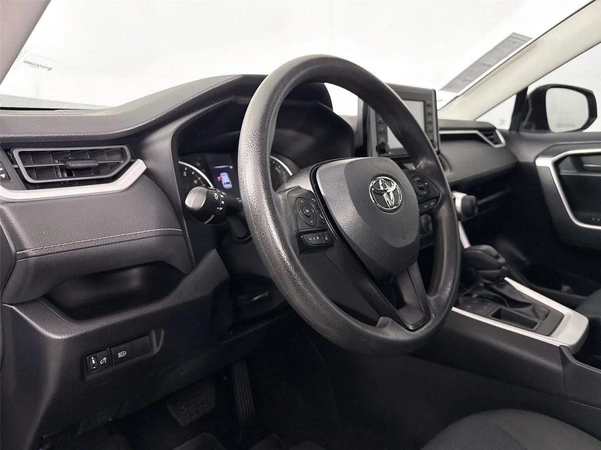 2022 Toyota RAV4 LE thumbnail 4
