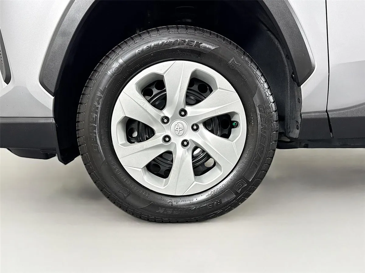 2022 Toyota RAV4 LE thumbnail 42