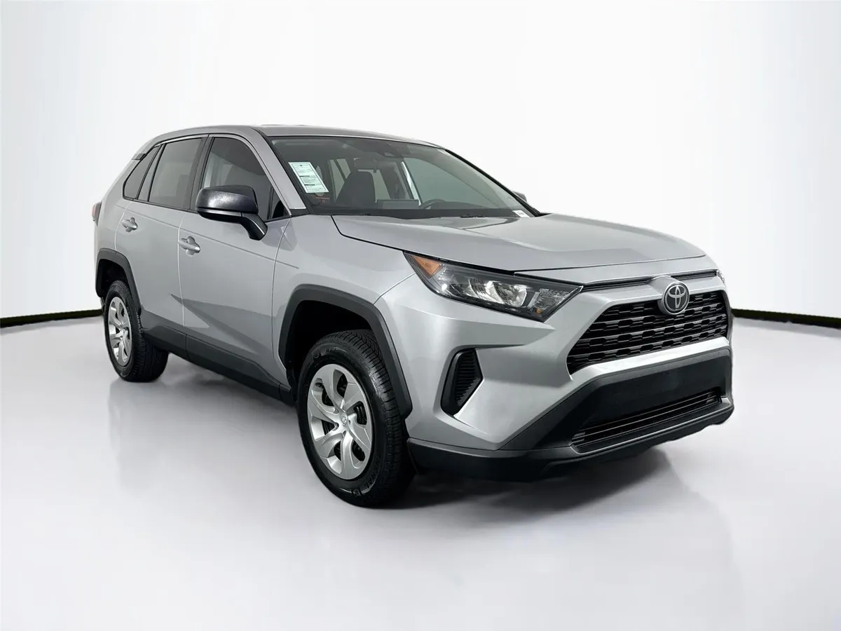 2022 Toyota RAV4 LE thumbnail 9