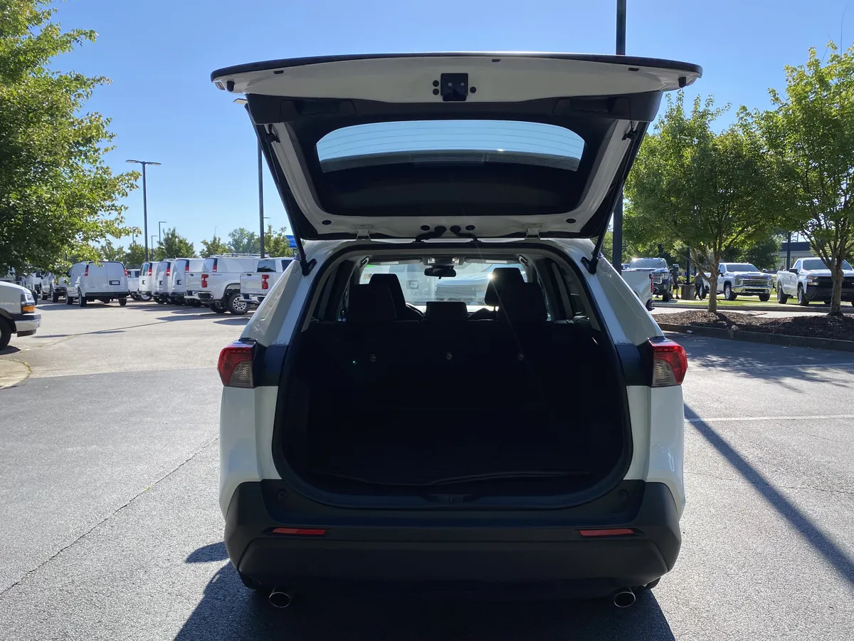 2022 Toyota RAV4 LE thumbnail 10