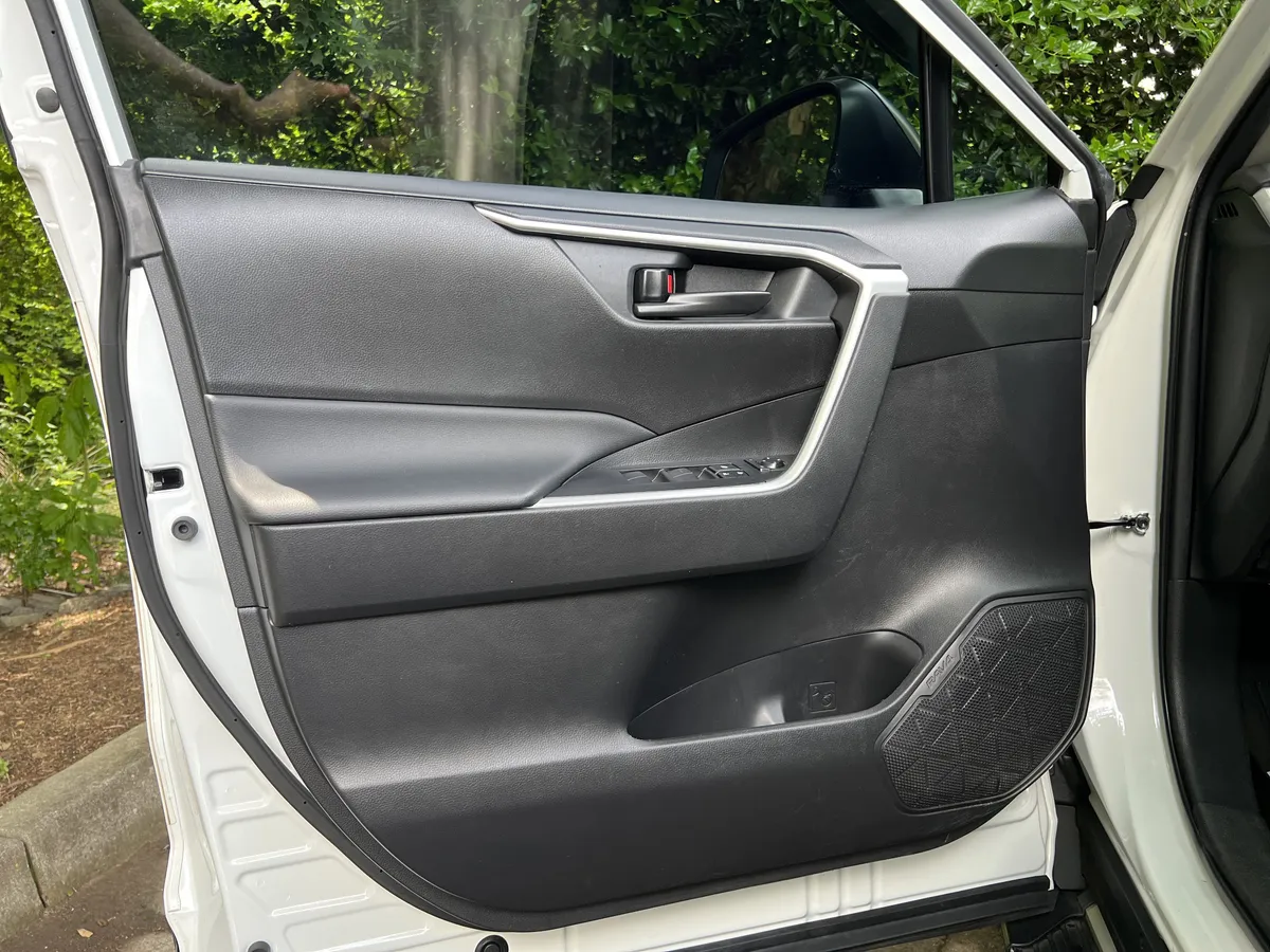2022 Toyota RAV4 LE thumbnail 14
