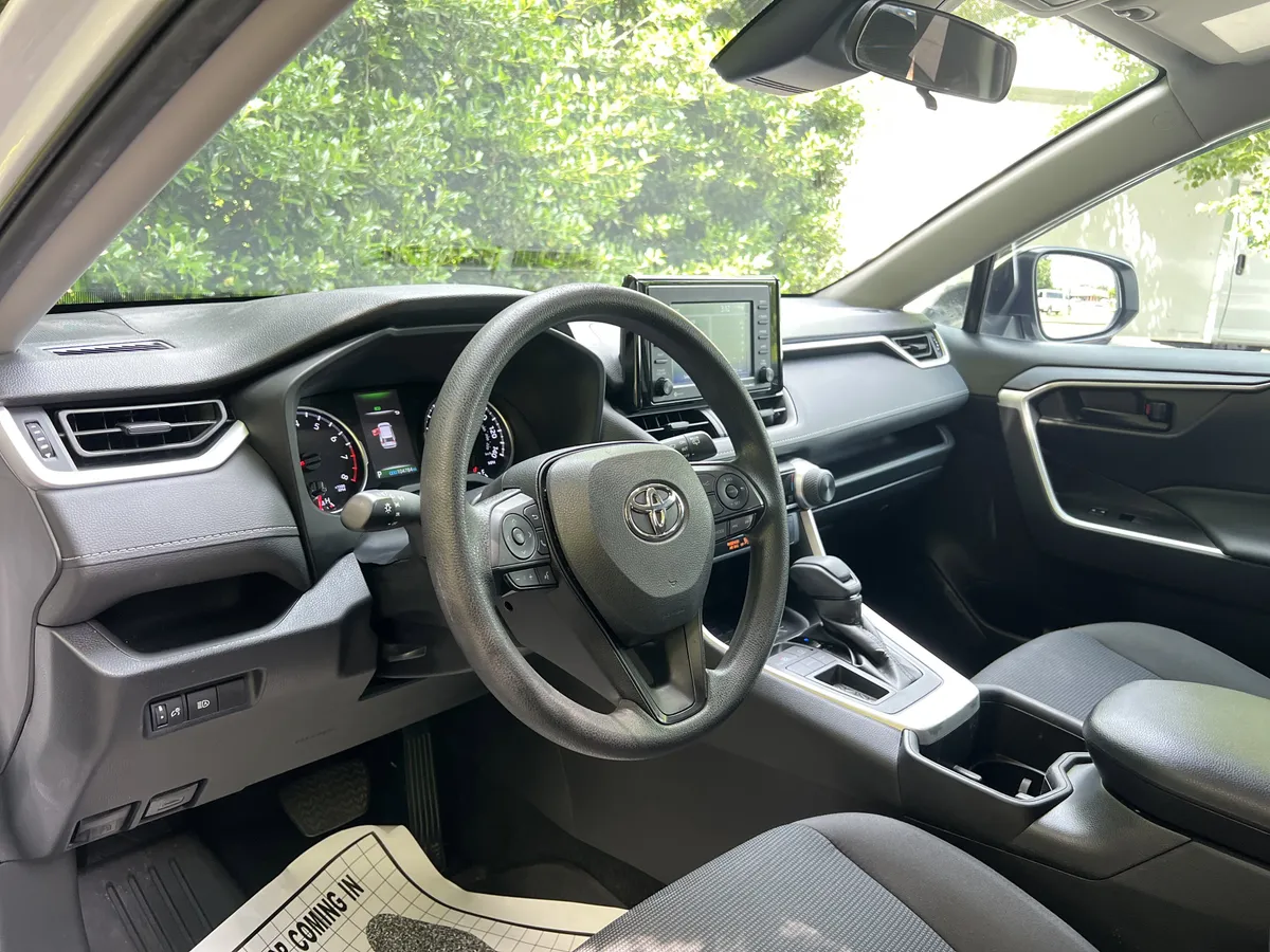 2022 Toyota RAV4 LE thumbnail 16
