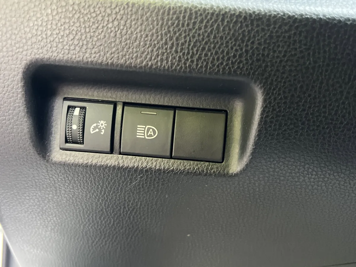2022 Toyota RAV4 LE thumbnail 17