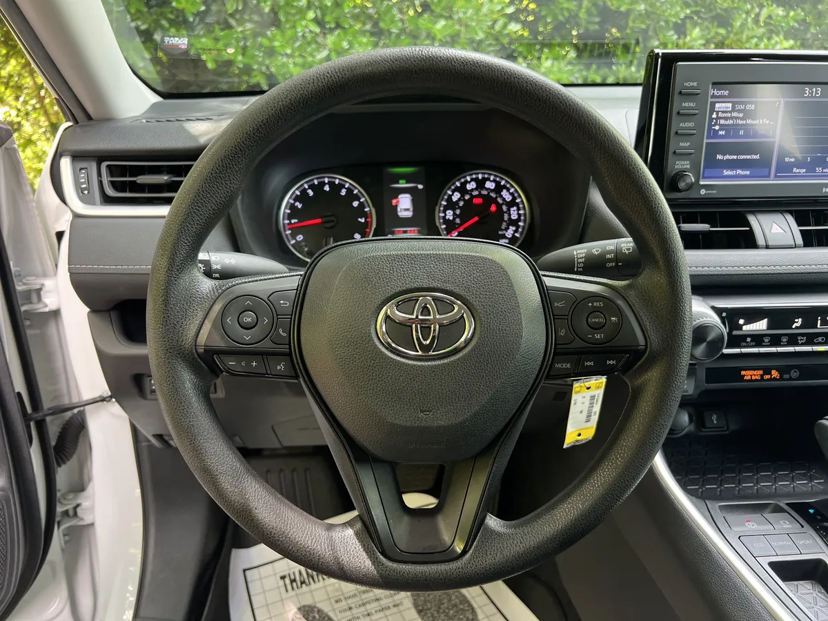 2022 Toyota RAV4 LE thumbnail 18