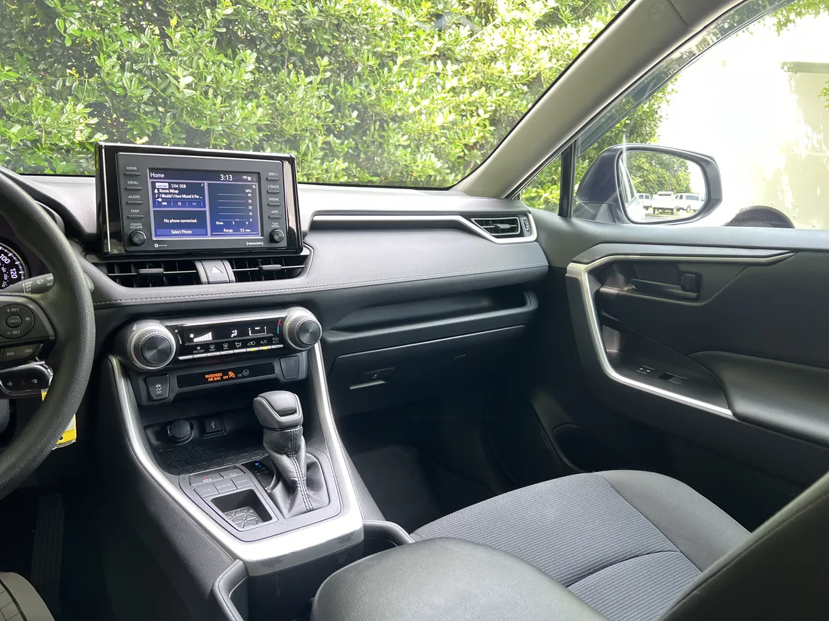 2022 Toyota RAV4 LE thumbnail 23