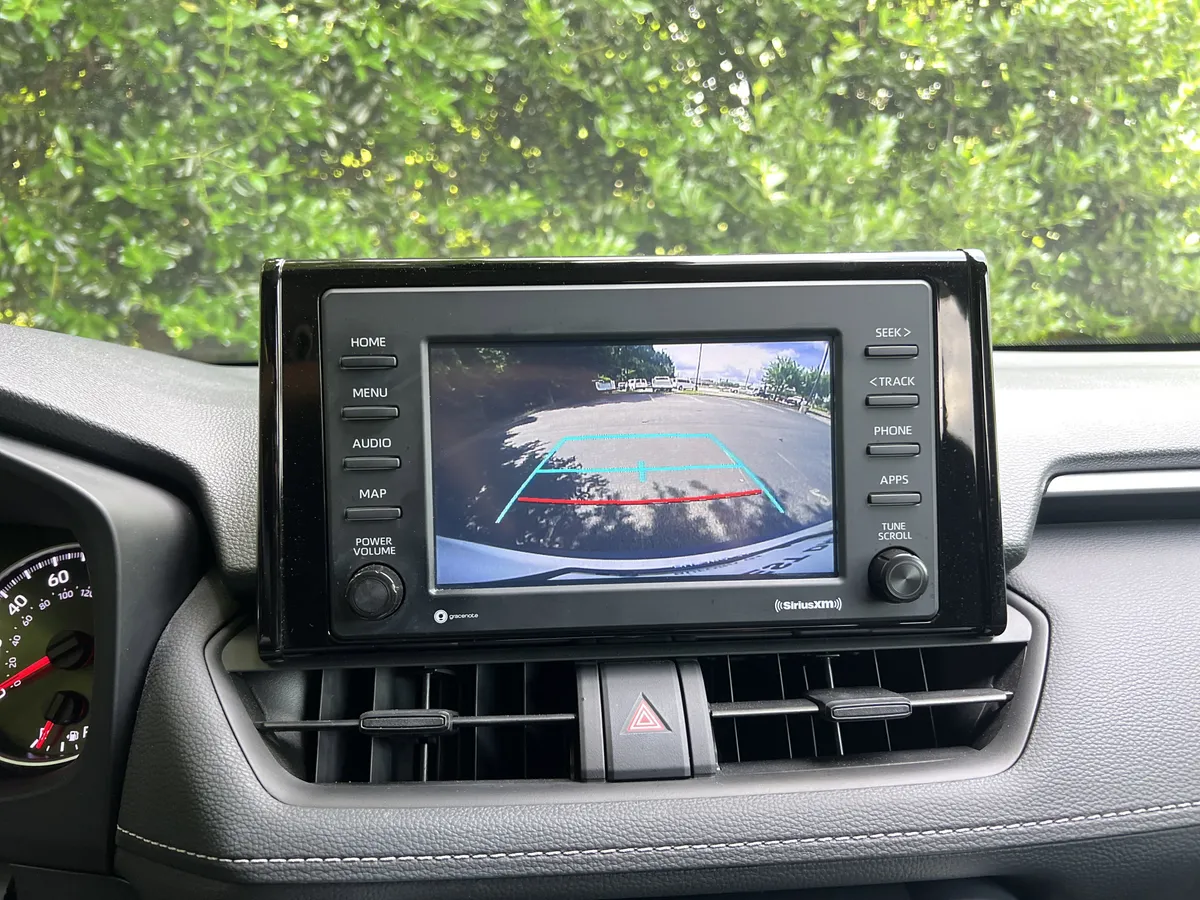 2022 Toyota RAV4 LE thumbnail 25