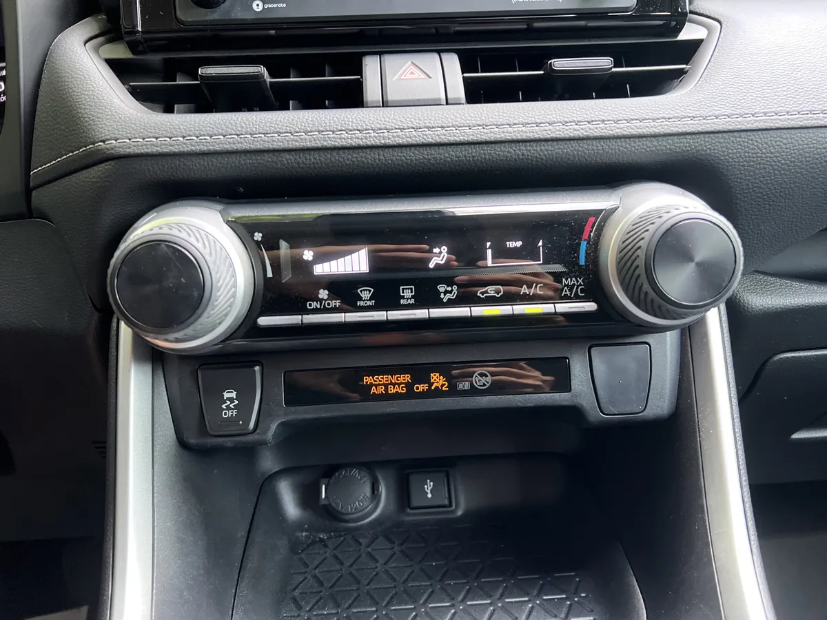 2022 Toyota RAV4 LE thumbnail 26