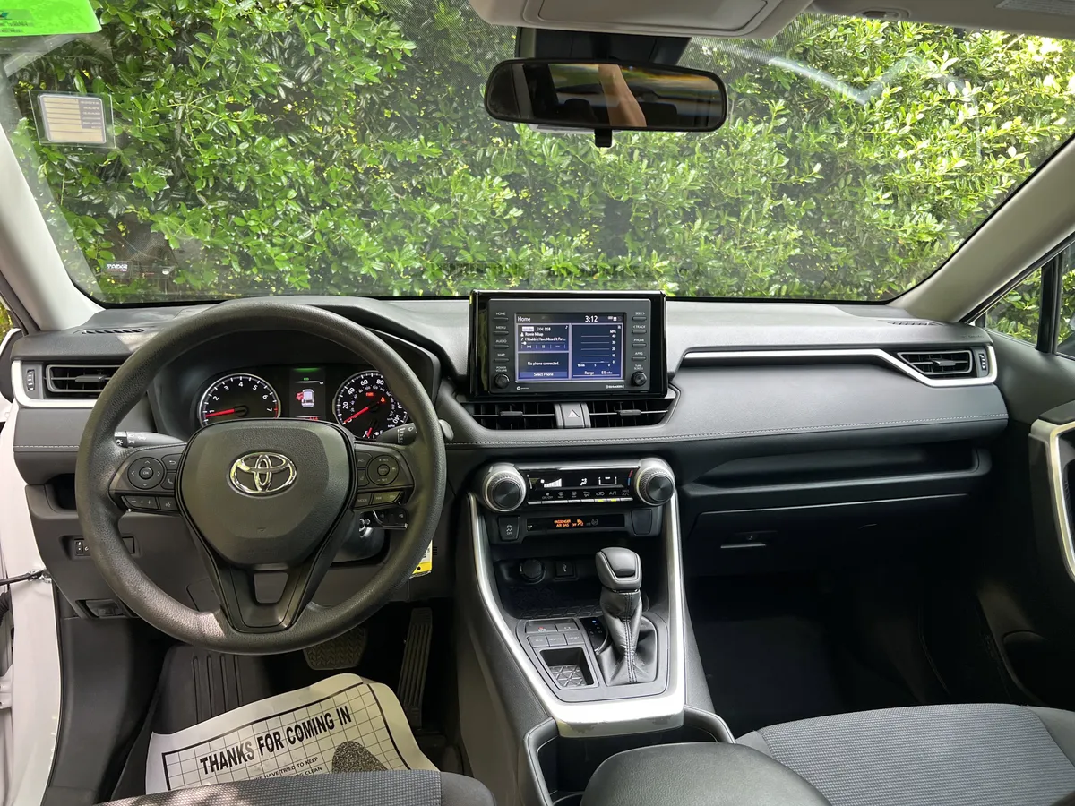 2022 Toyota RAV4 LE thumbnail 30