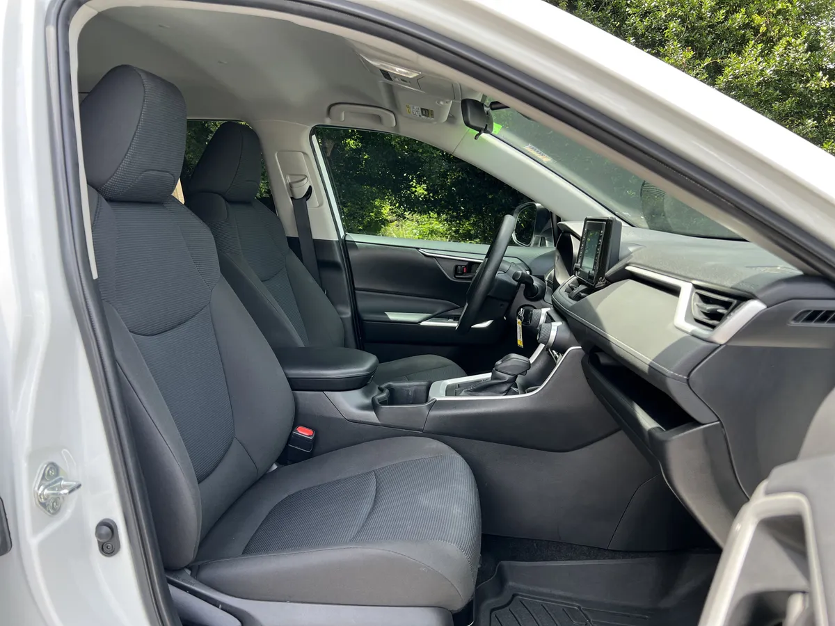 2022 Toyota RAV4 LE thumbnail 31