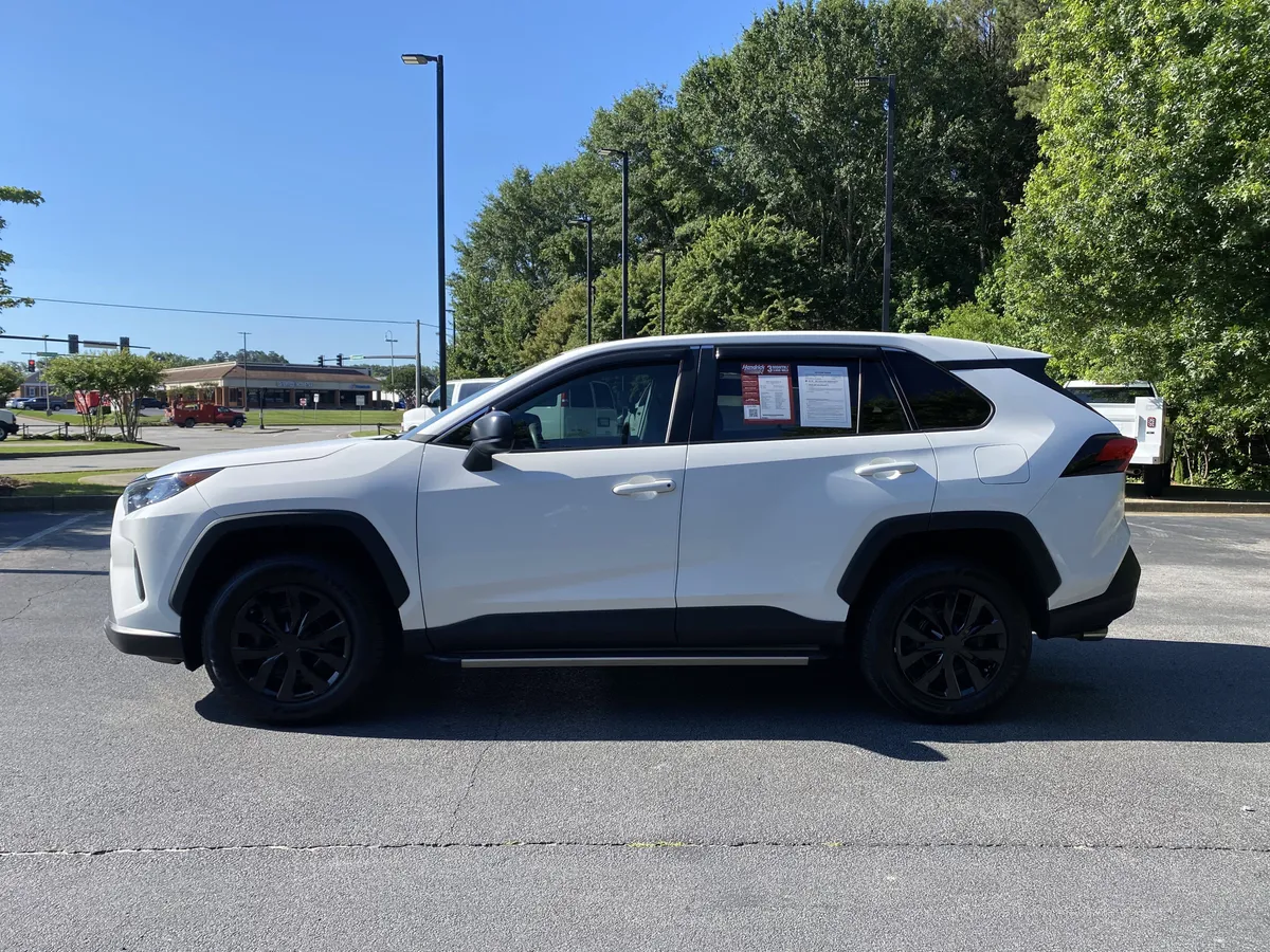 2022 Toyota RAV4 LE thumbnail 5