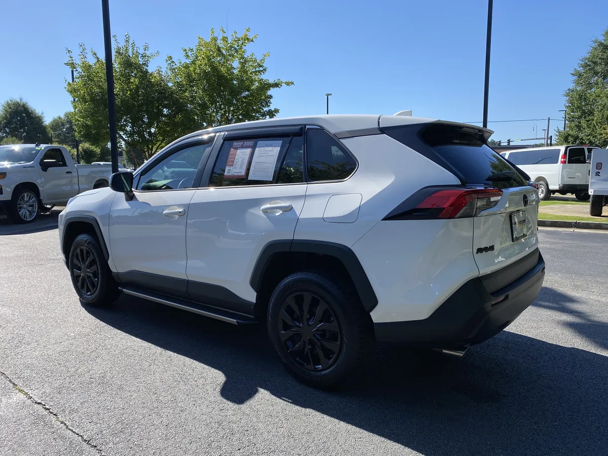 2022 Toyota RAV4 LE thumbnail 6