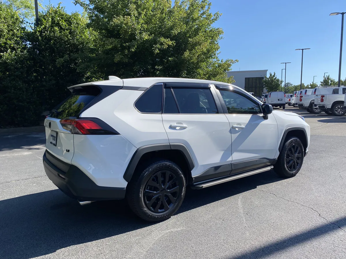2022 Toyota RAV4 LE thumbnail 8