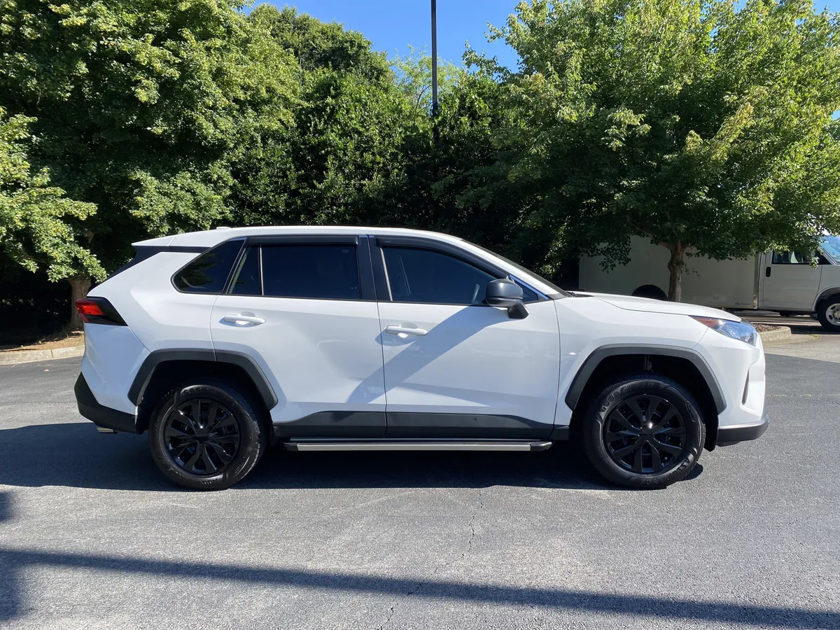 2022 Toyota RAV4 LE thumbnail 9