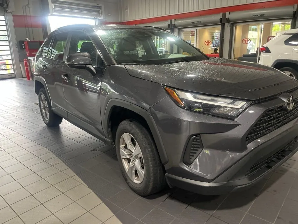 2022 Toyota RAV4 XLE thumbnail 2