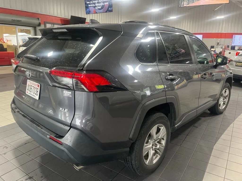 2022 Toyota RAV4 XLE thumbnail 3