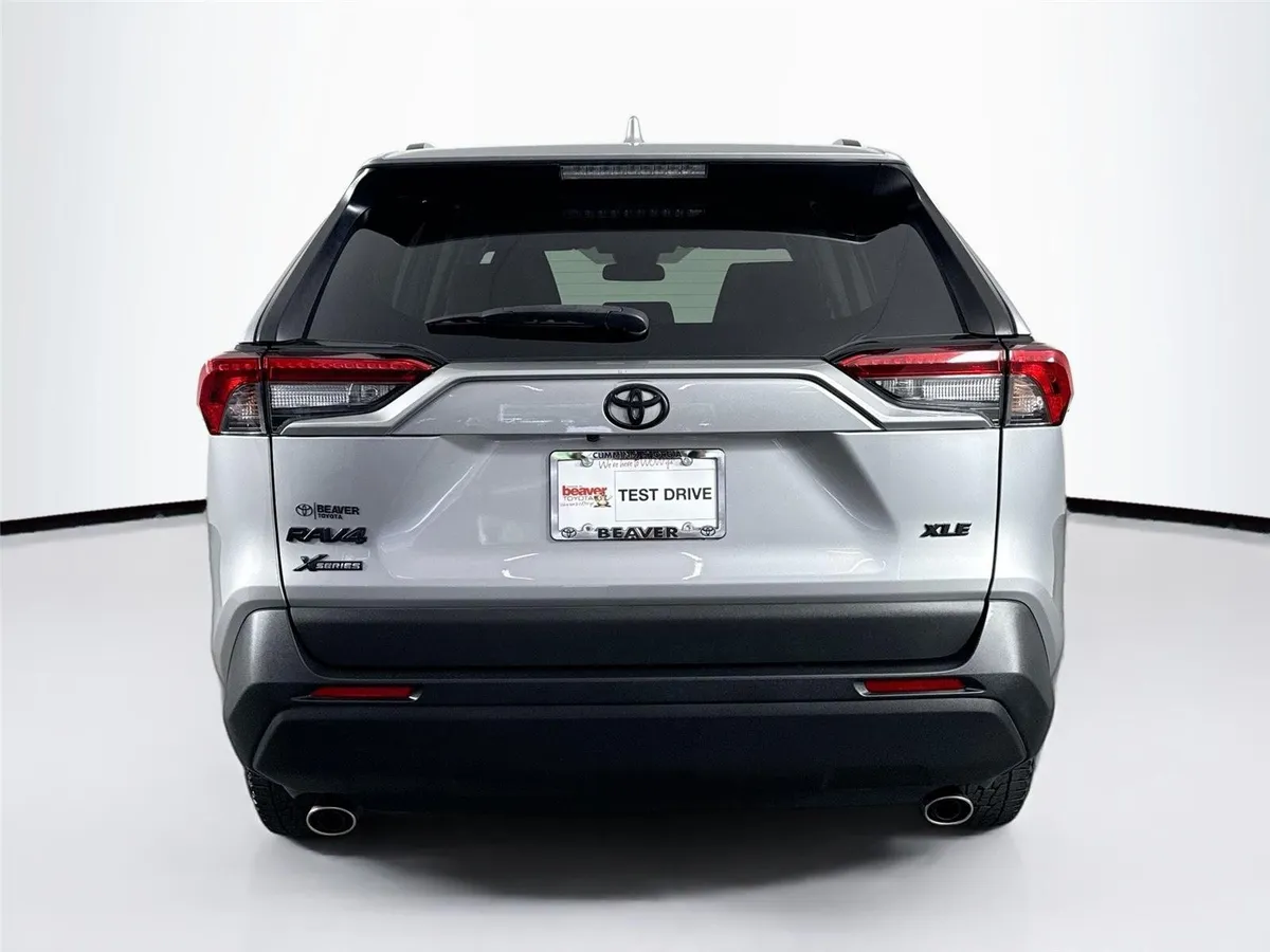 2022 Toyota RAV4 XLE thumbnail 10