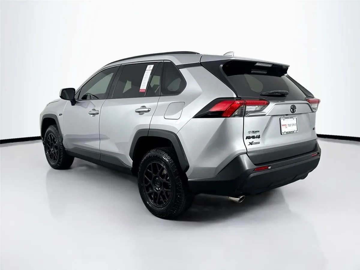 2022 Toyota RAV4 XLE thumbnail 11