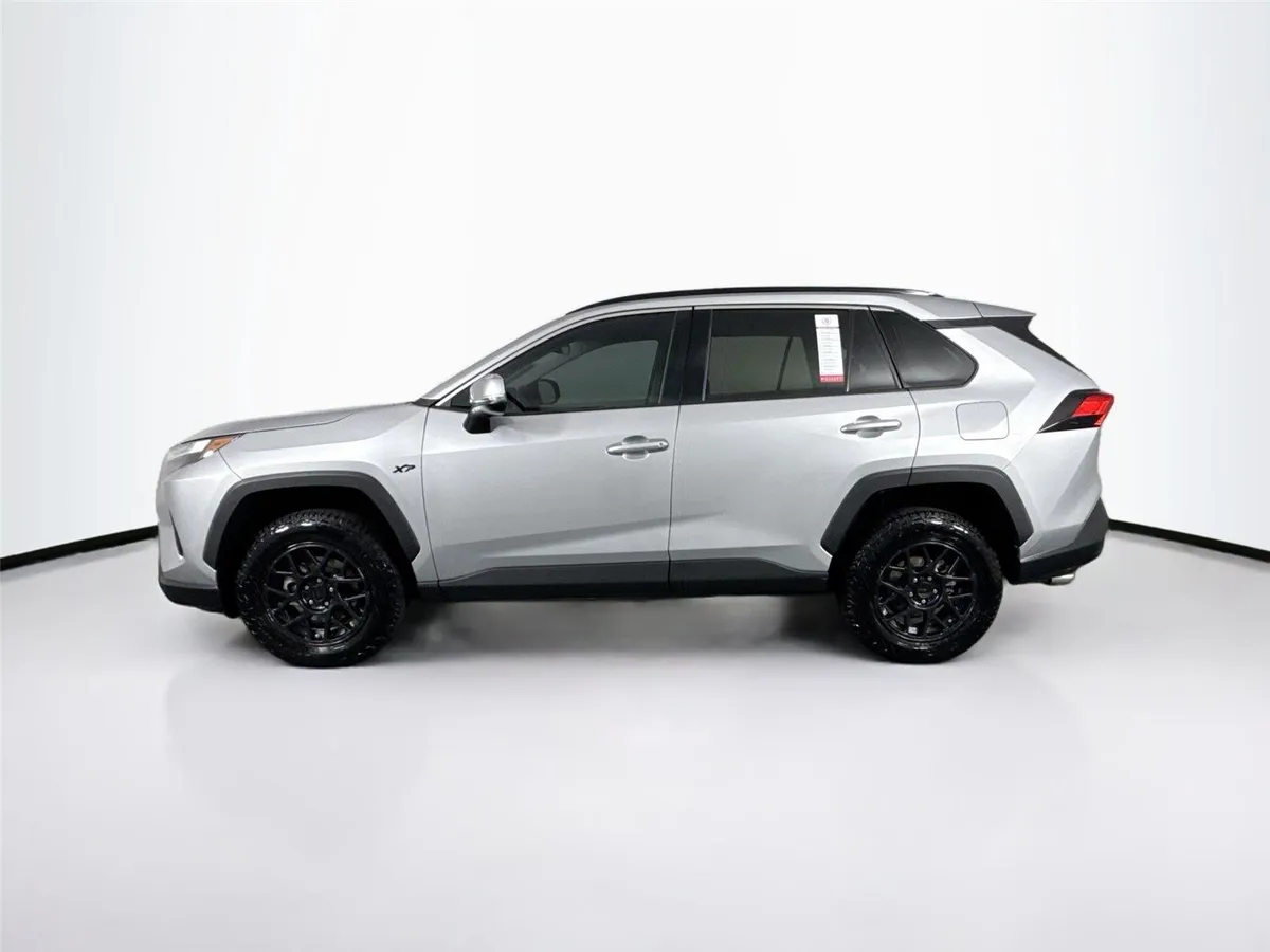 2022 Toyota RAV4 XLE thumbnail 12