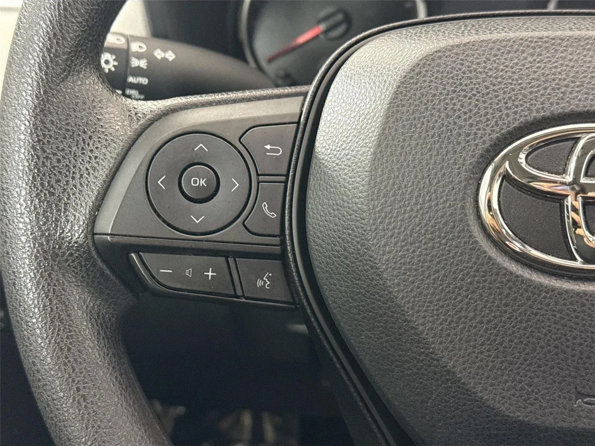 2022 Toyota RAV4 XLE thumbnail 16