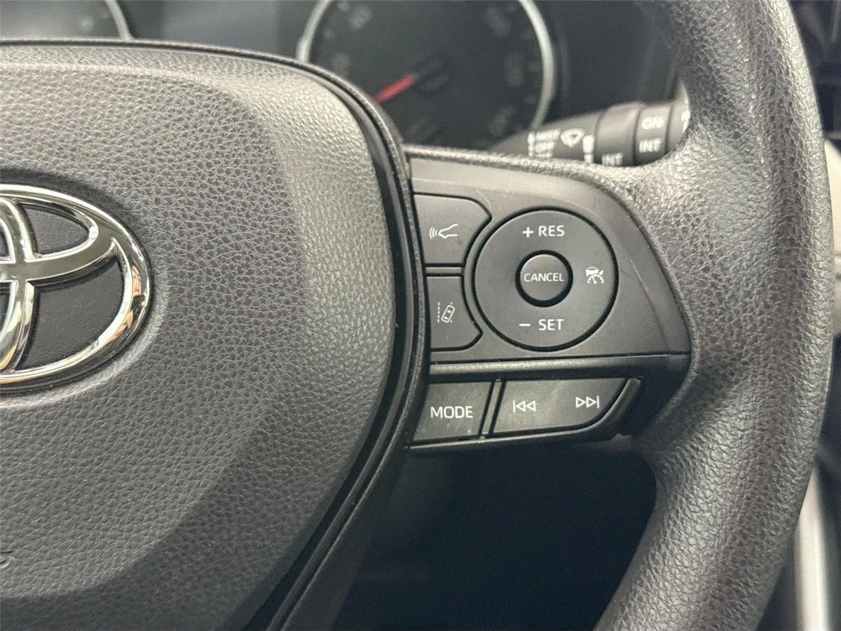 2022 Toyota RAV4 XLE thumbnail 17