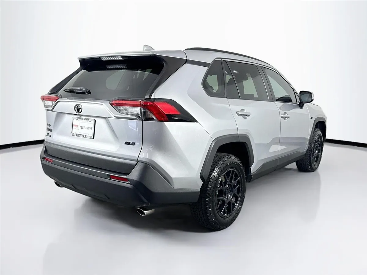 2022 Toyota RAV4 XLE thumbnail 2