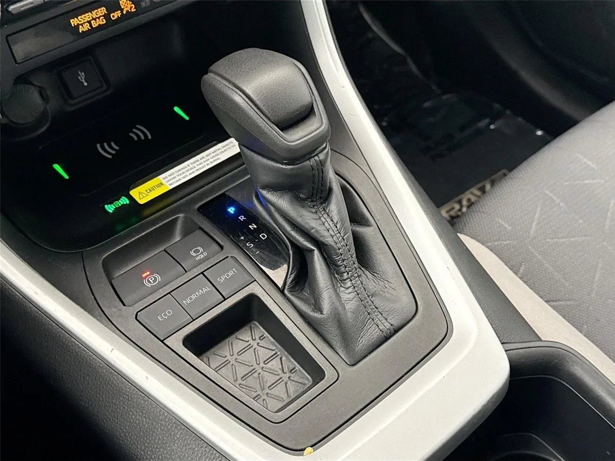 2022 Toyota RAV4 XLE thumbnail 24
