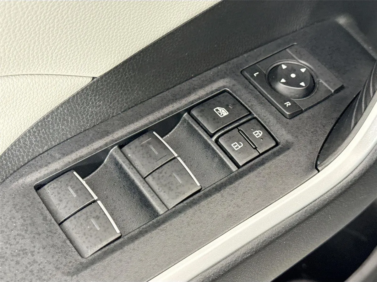 2022 Toyota RAV4 XLE thumbnail 25
