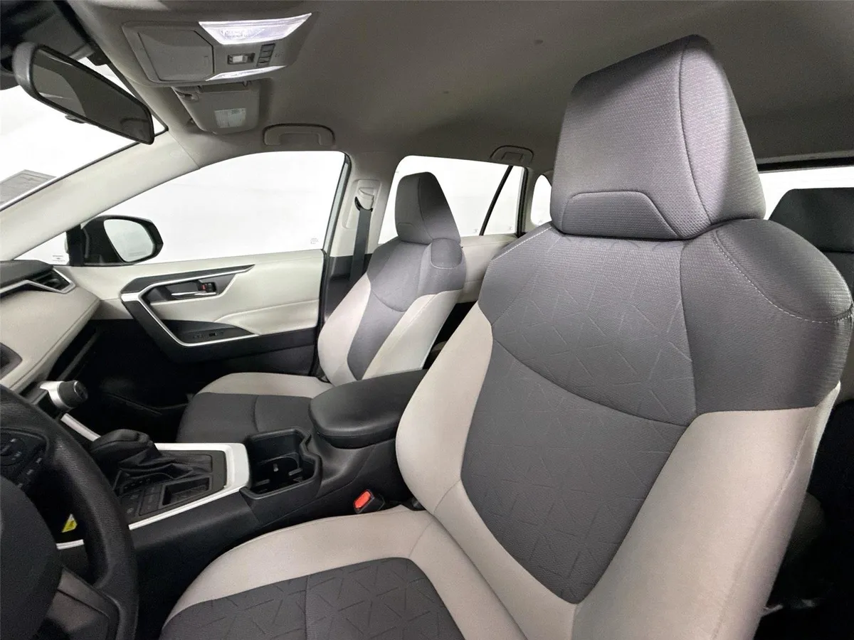 2022 Toyota RAV4 XLE thumbnail 3