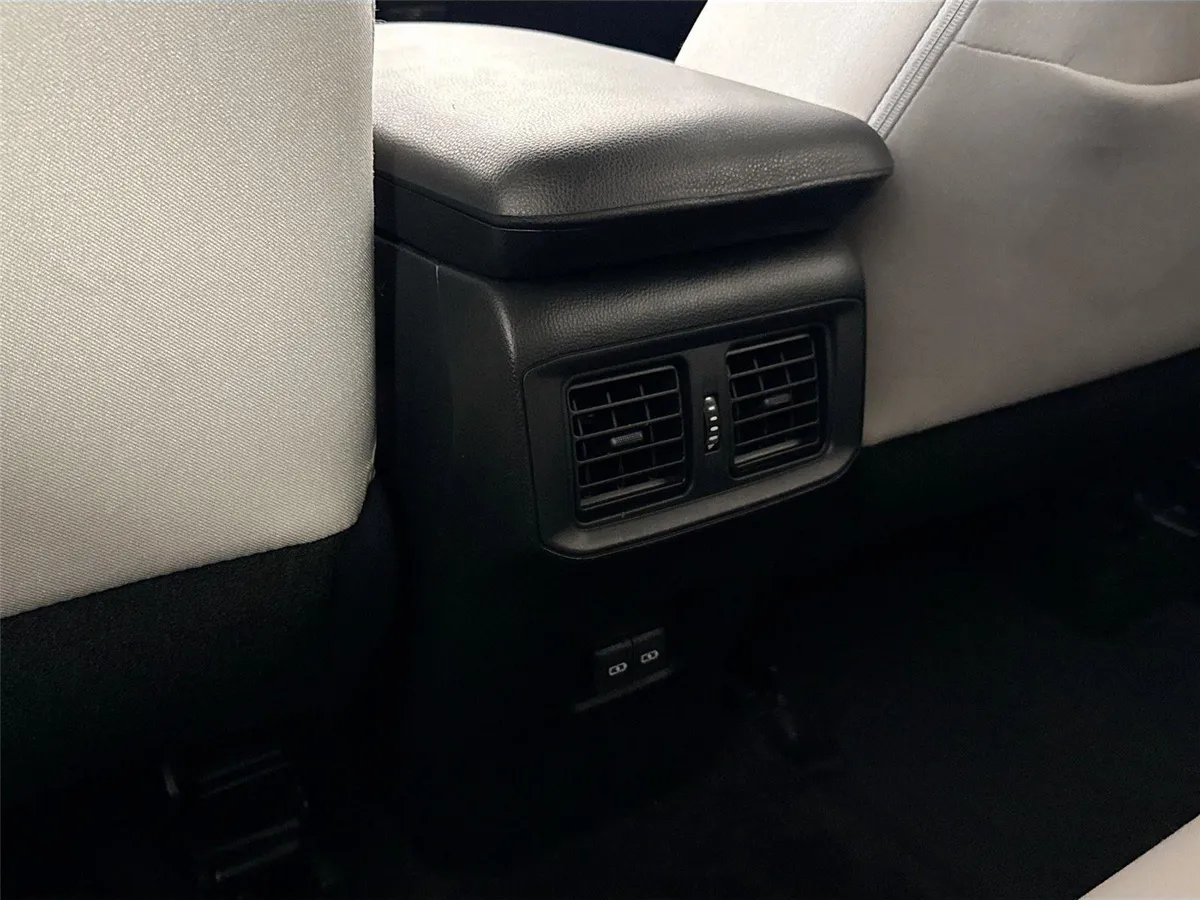 2022 Toyota RAV4 XLE thumbnail 32