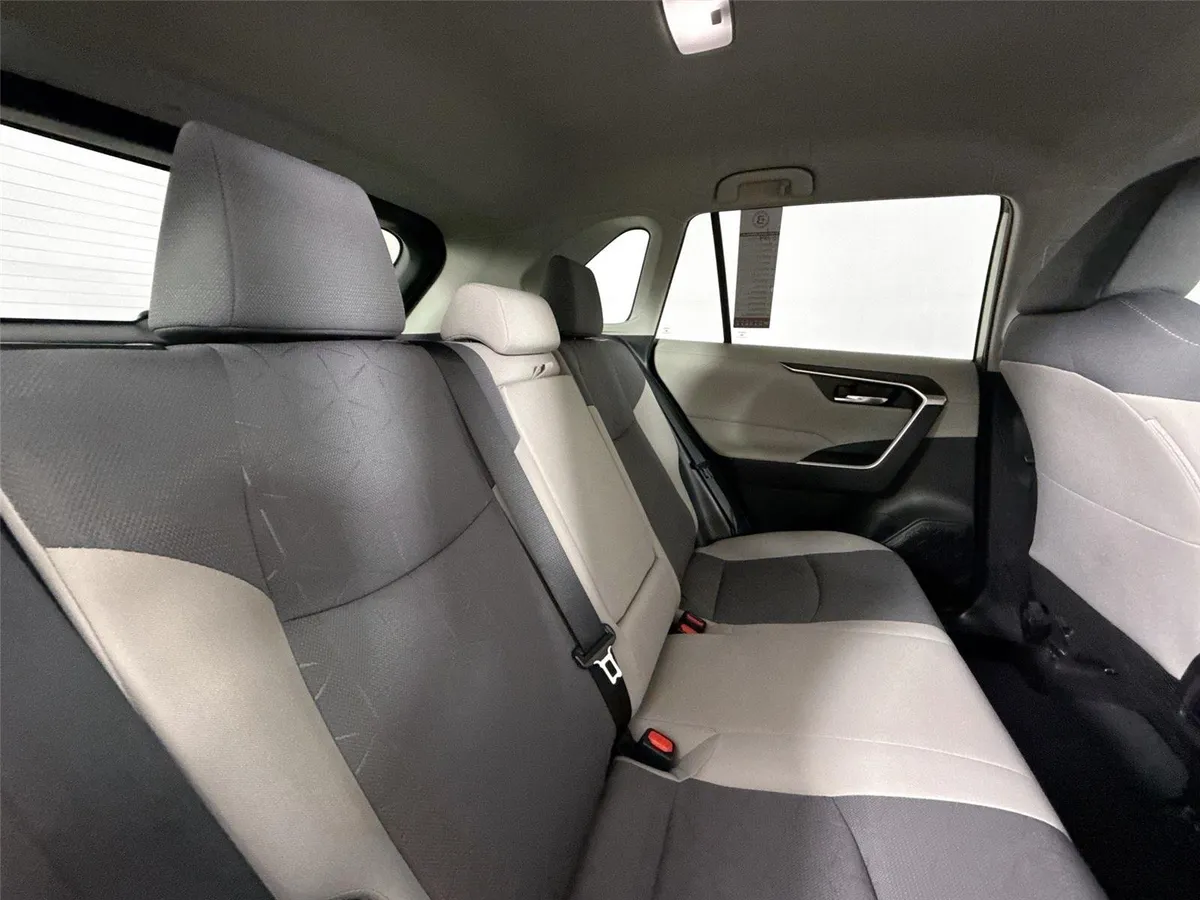 2022 Toyota RAV4 XLE thumbnail 39