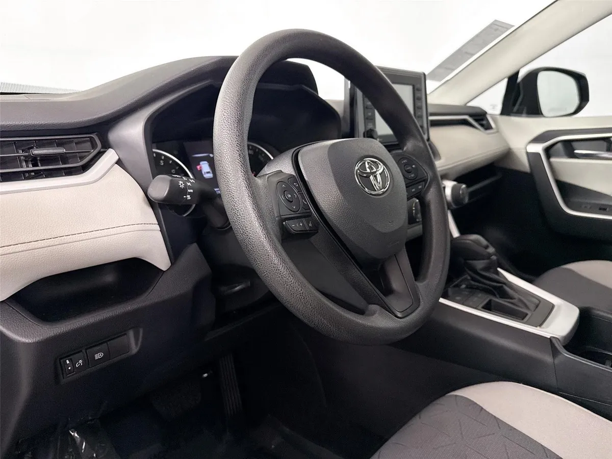 2022 Toyota RAV4 XLE thumbnail 4
