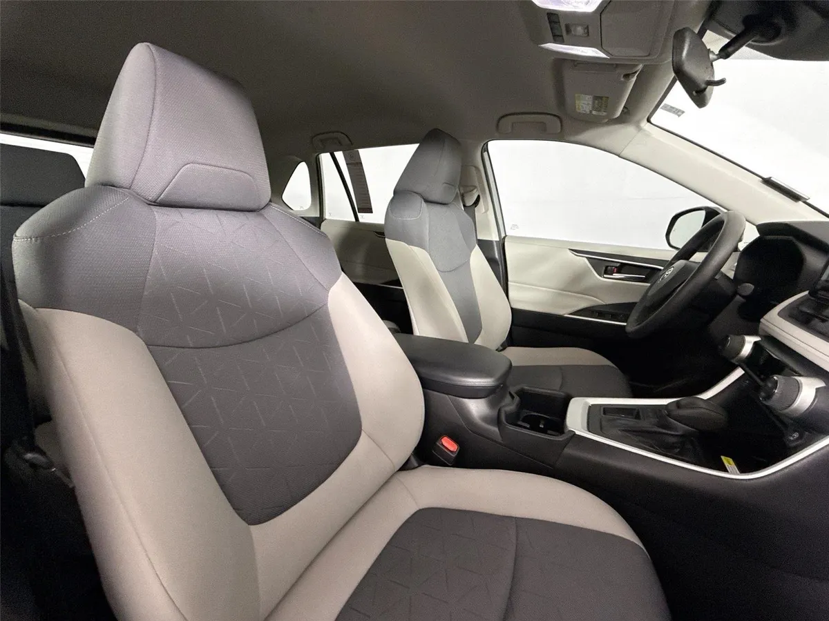 2022 Toyota RAV4 XLE thumbnail 40