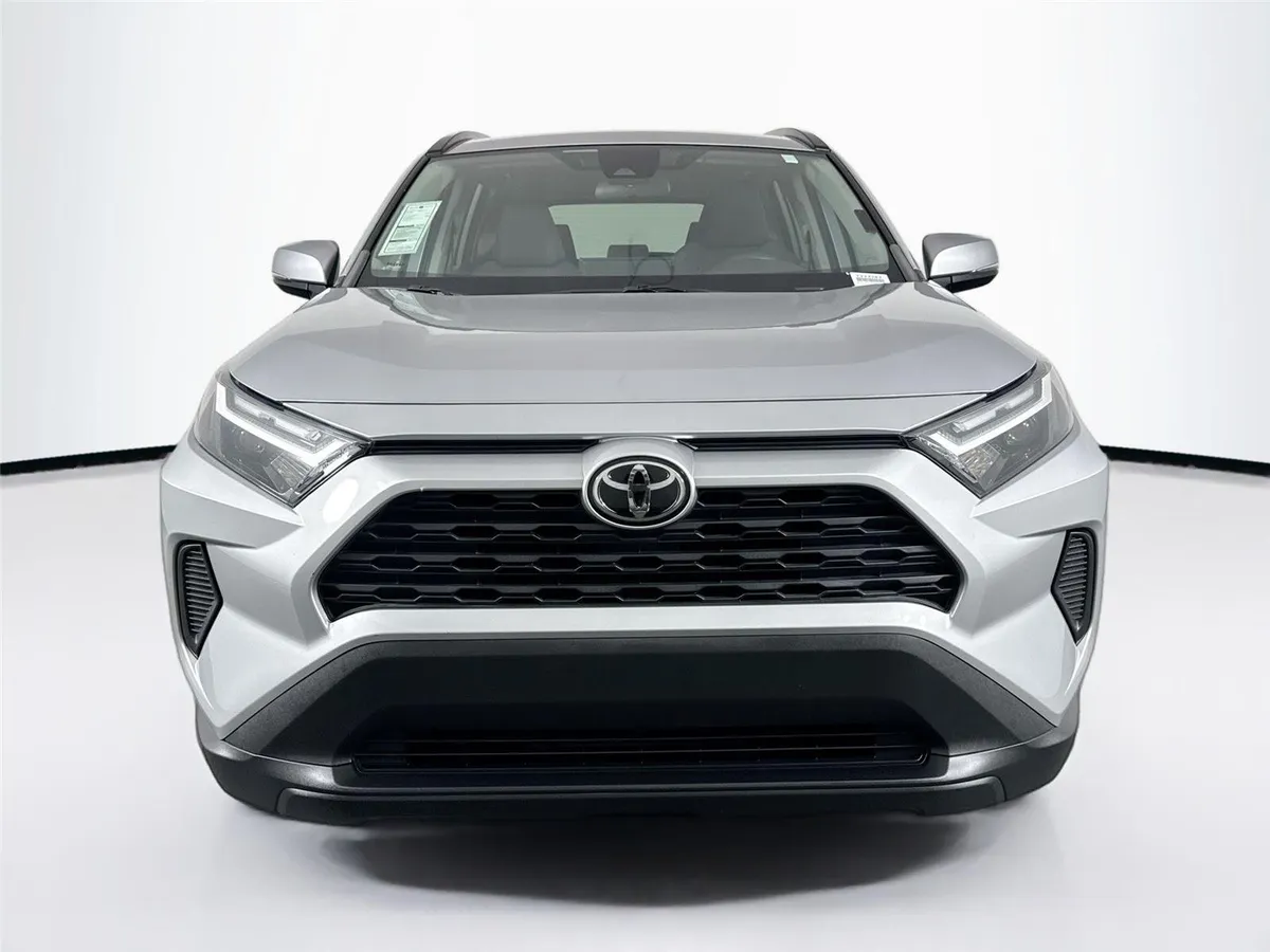 2022 Toyota RAV4 XLE thumbnail 7