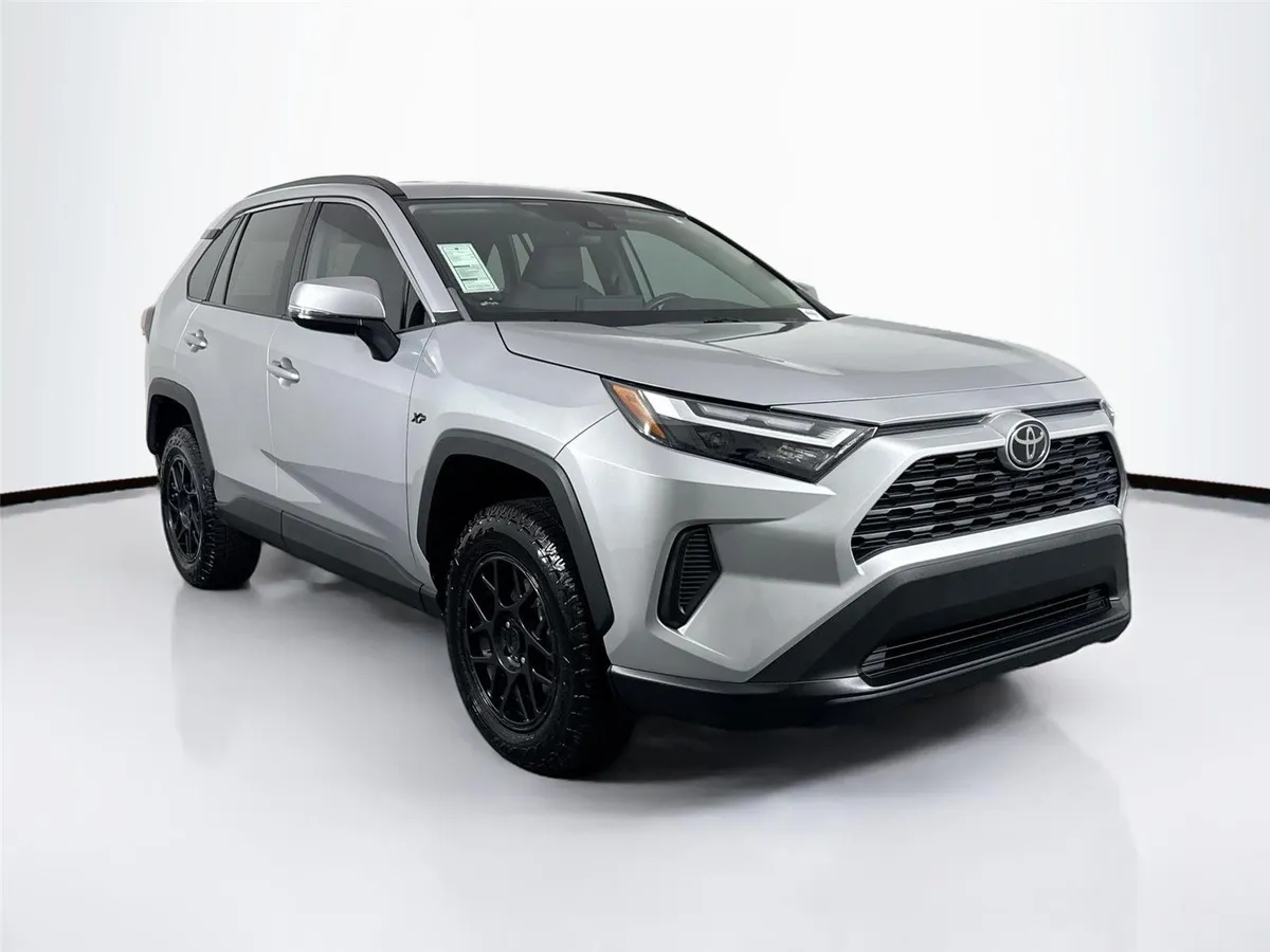 2022 Toyota RAV4 XLE thumbnail 8