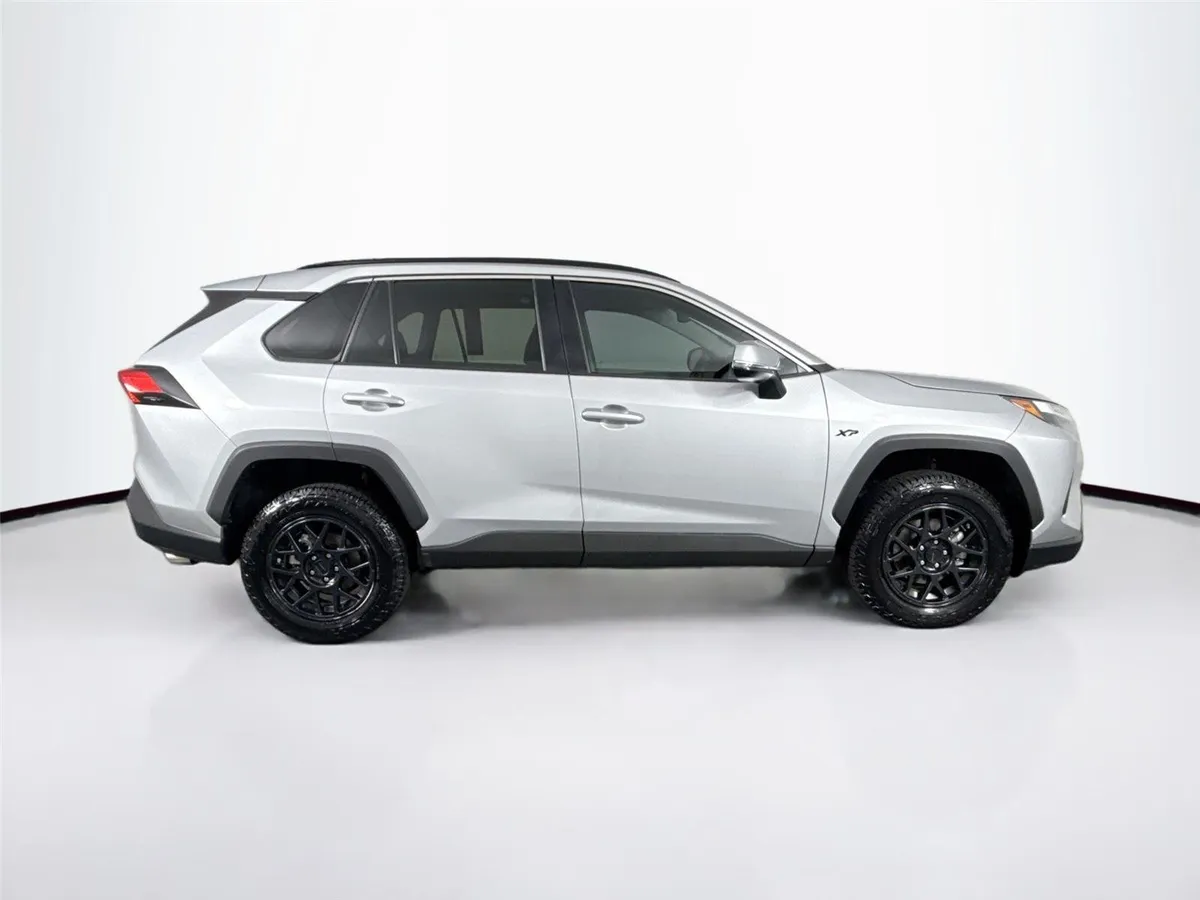2022 Toyota RAV4 XLE thumbnail 9