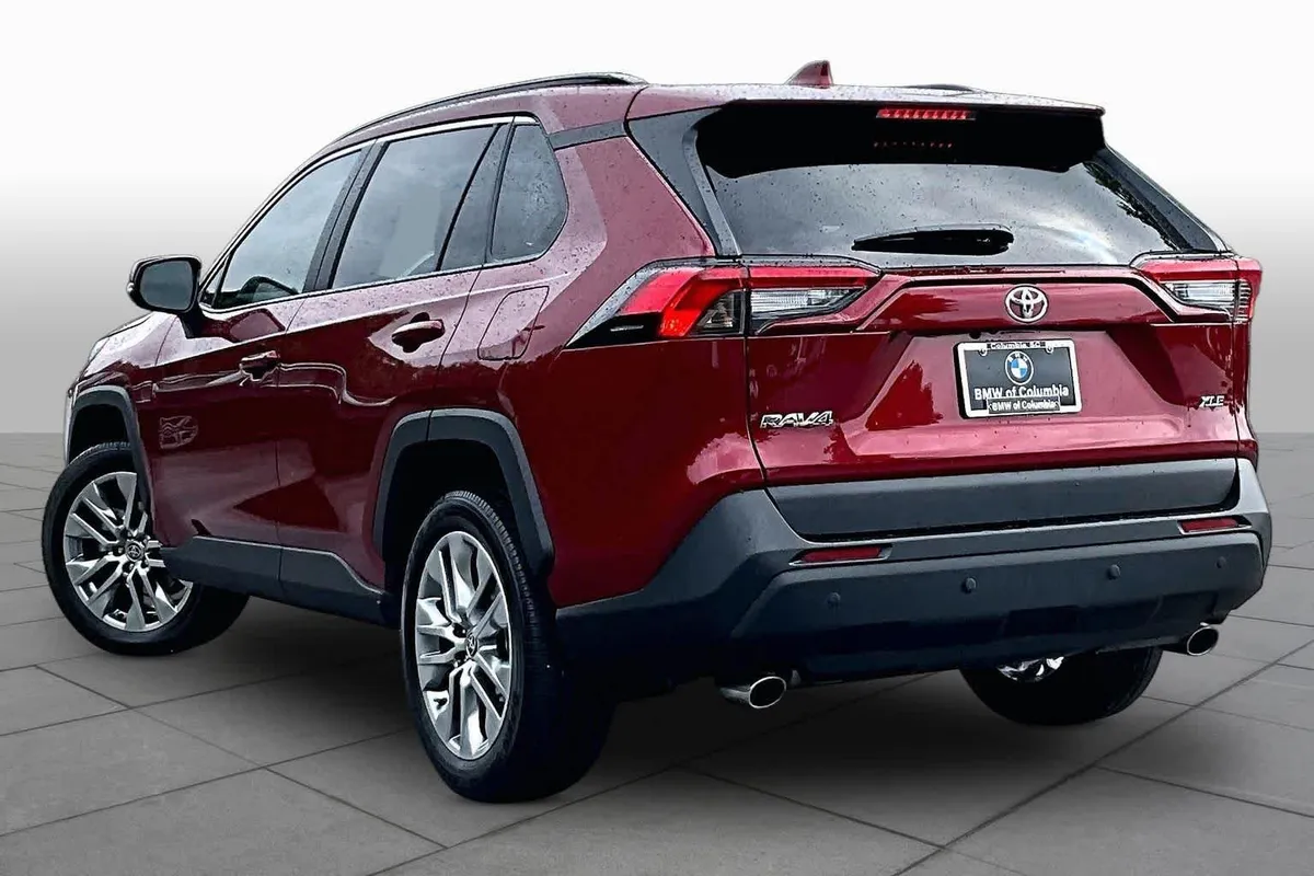2022 Toyota RAV4 XLE Premium thumbnail 11