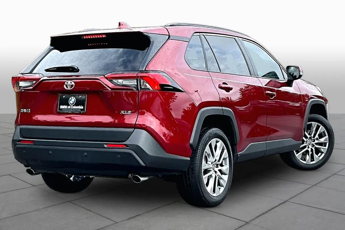 2022 Toyota RAV4 XLE Premium thumbnail 12