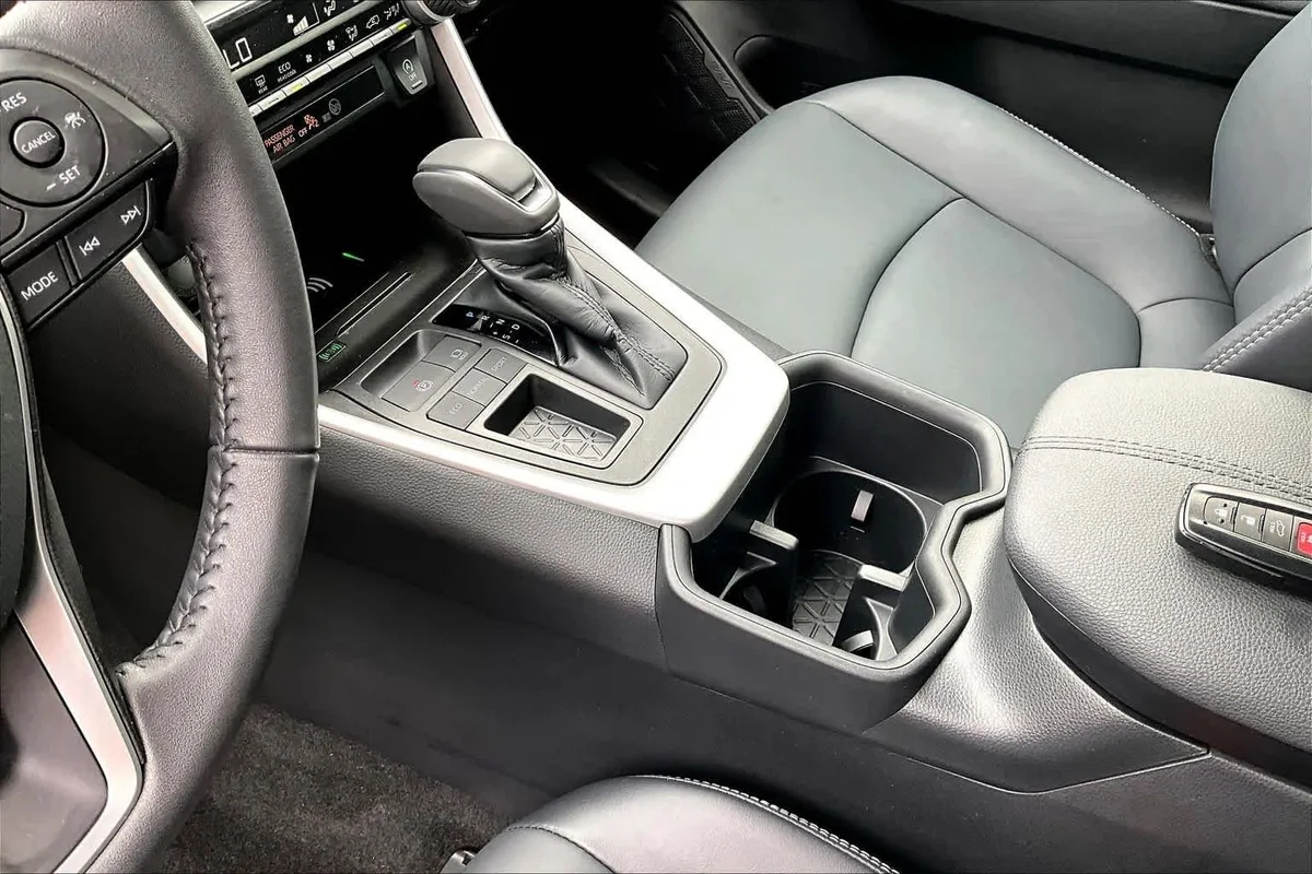 2022 Toyota RAV4 XLE Premium thumbnail 16