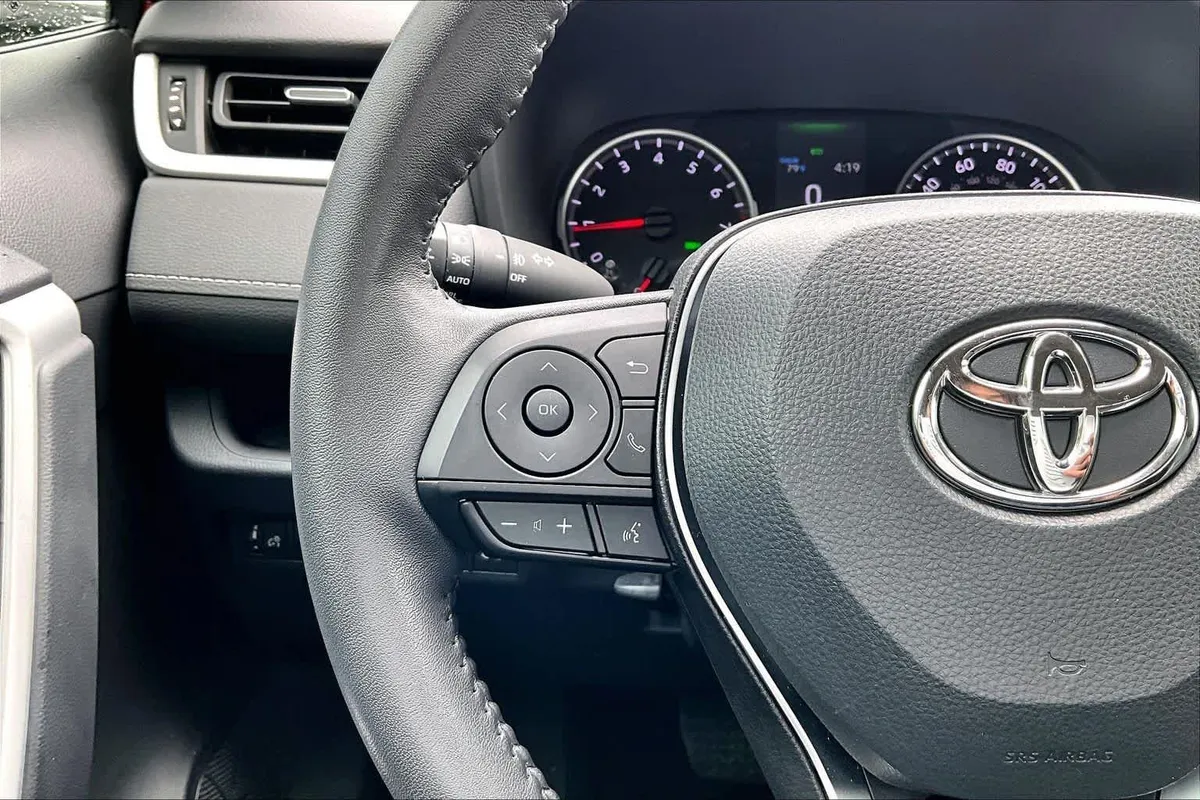 2022 Toyota RAV4 XLE Premium thumbnail 26